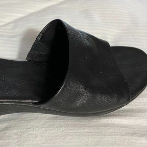 'ITALIAN STYLE' "NEW" VANELI BLACK LEATHER WEDGE SLIDE 91/2 N